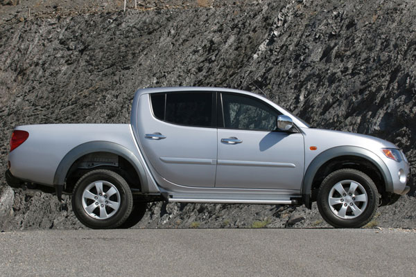 2005-mitsubishi-l-200