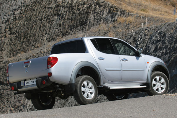 2005-mitsubishi-l-200