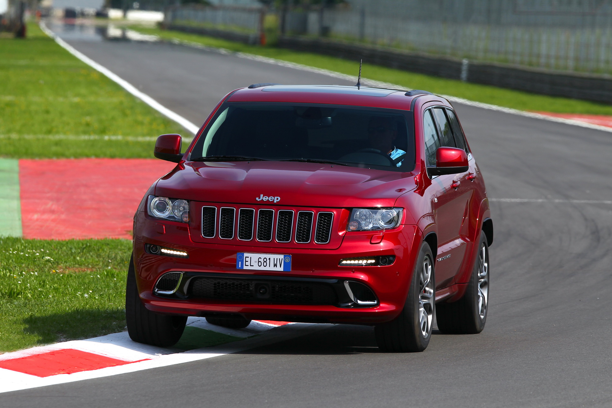 jeep-grand-cherokee-srt8-galerija