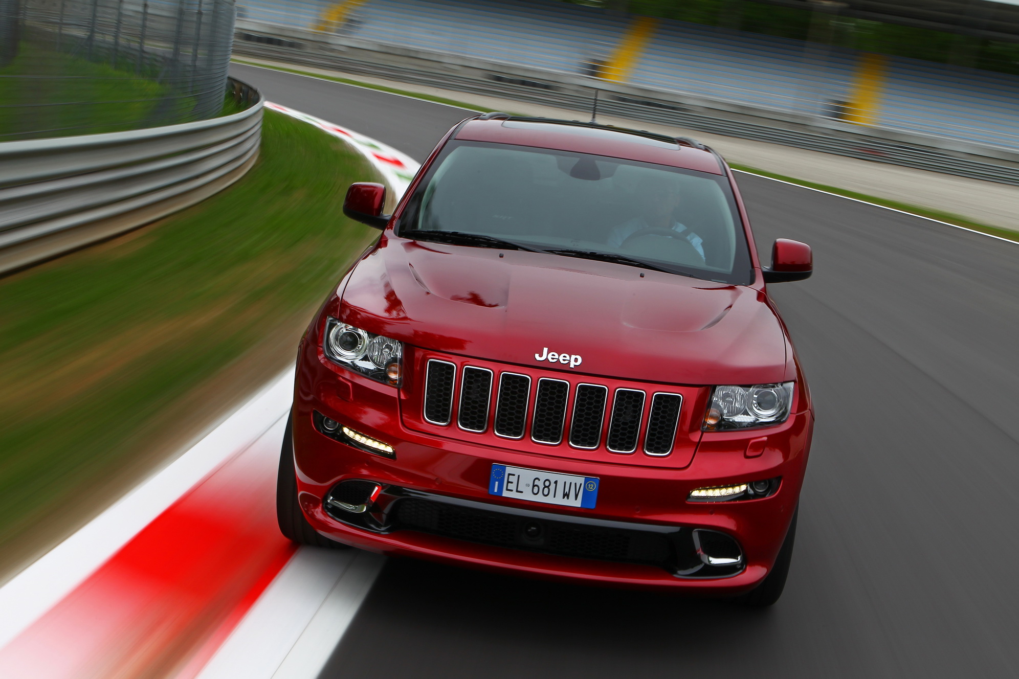 jeep-grand-cherokee-srt8-galerija