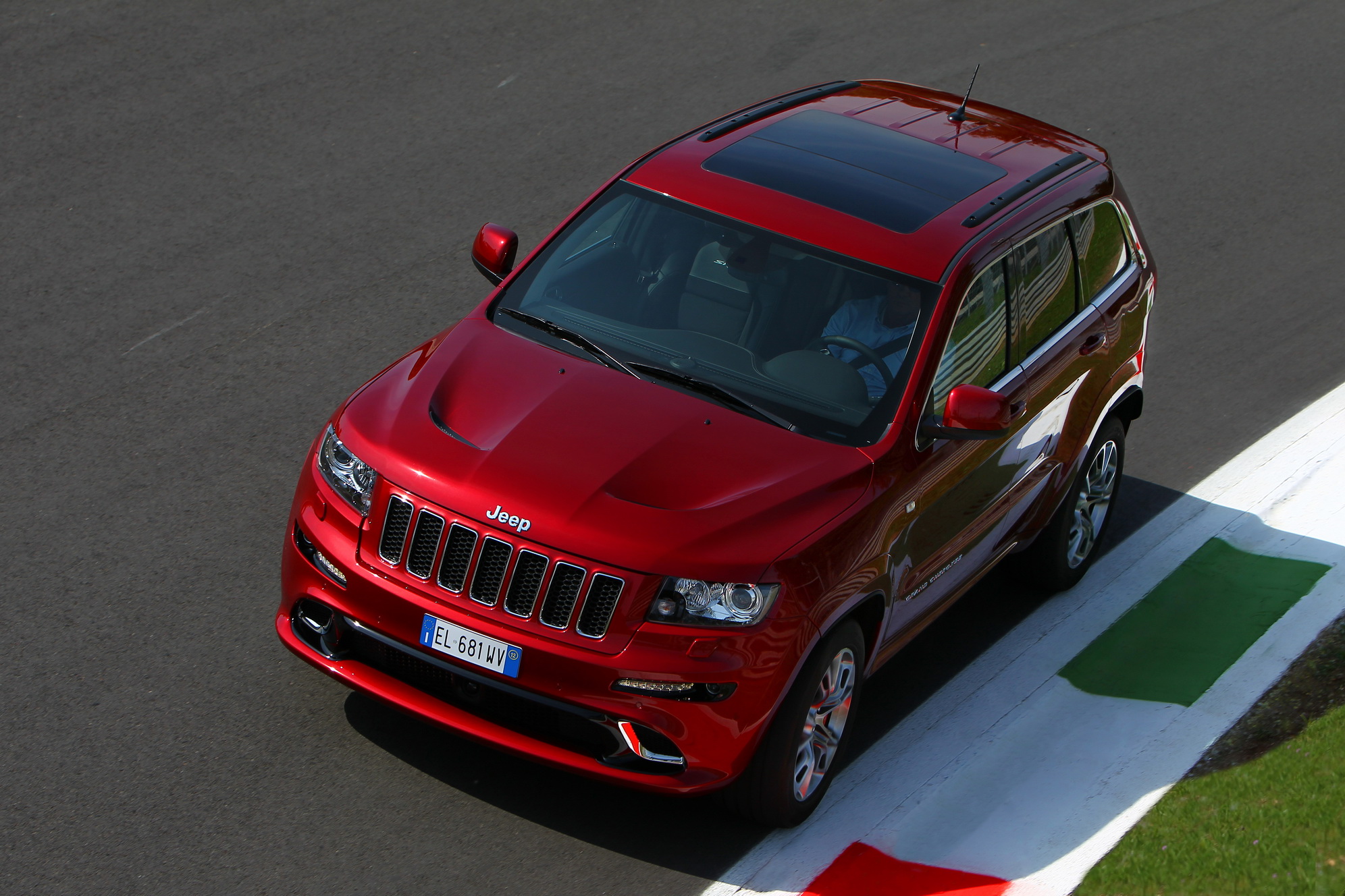 jeep-grand-cherokee-srt8-galerija