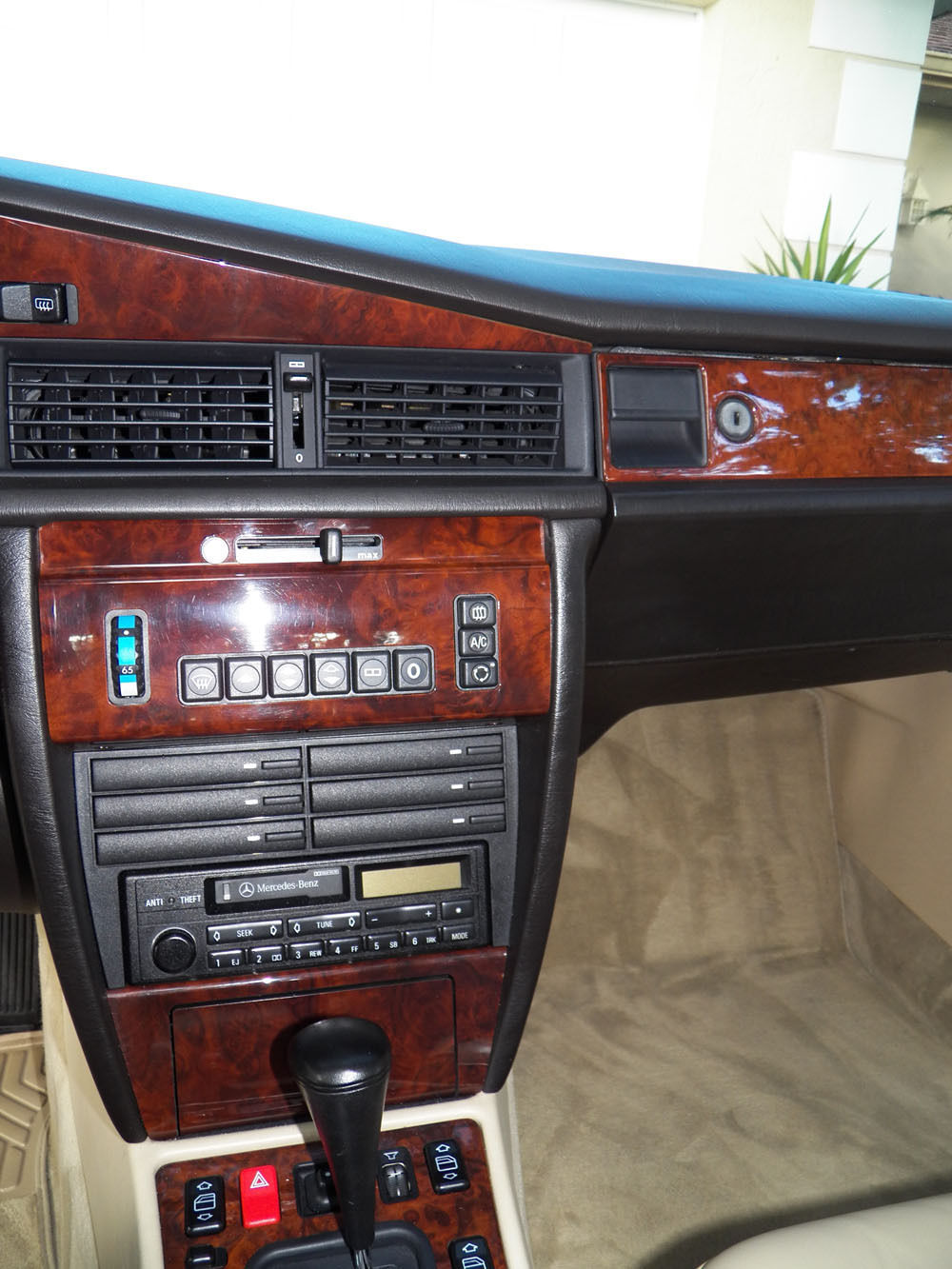 mercedes-190e-limited-edition-kao-nov