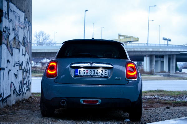 mini-cooper-one-novi-gradski-smeker