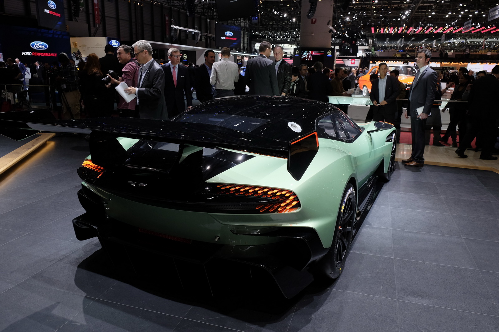 aston-martin-vulcan-galerija