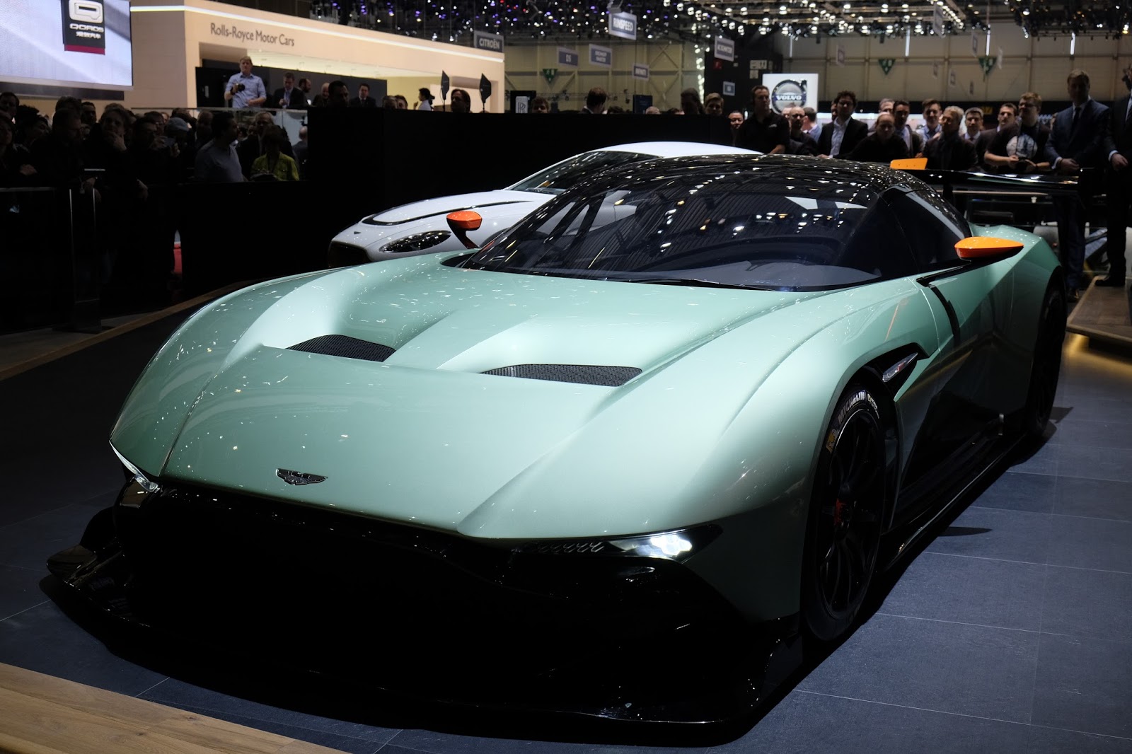 aston-martin-vulcan-galerija