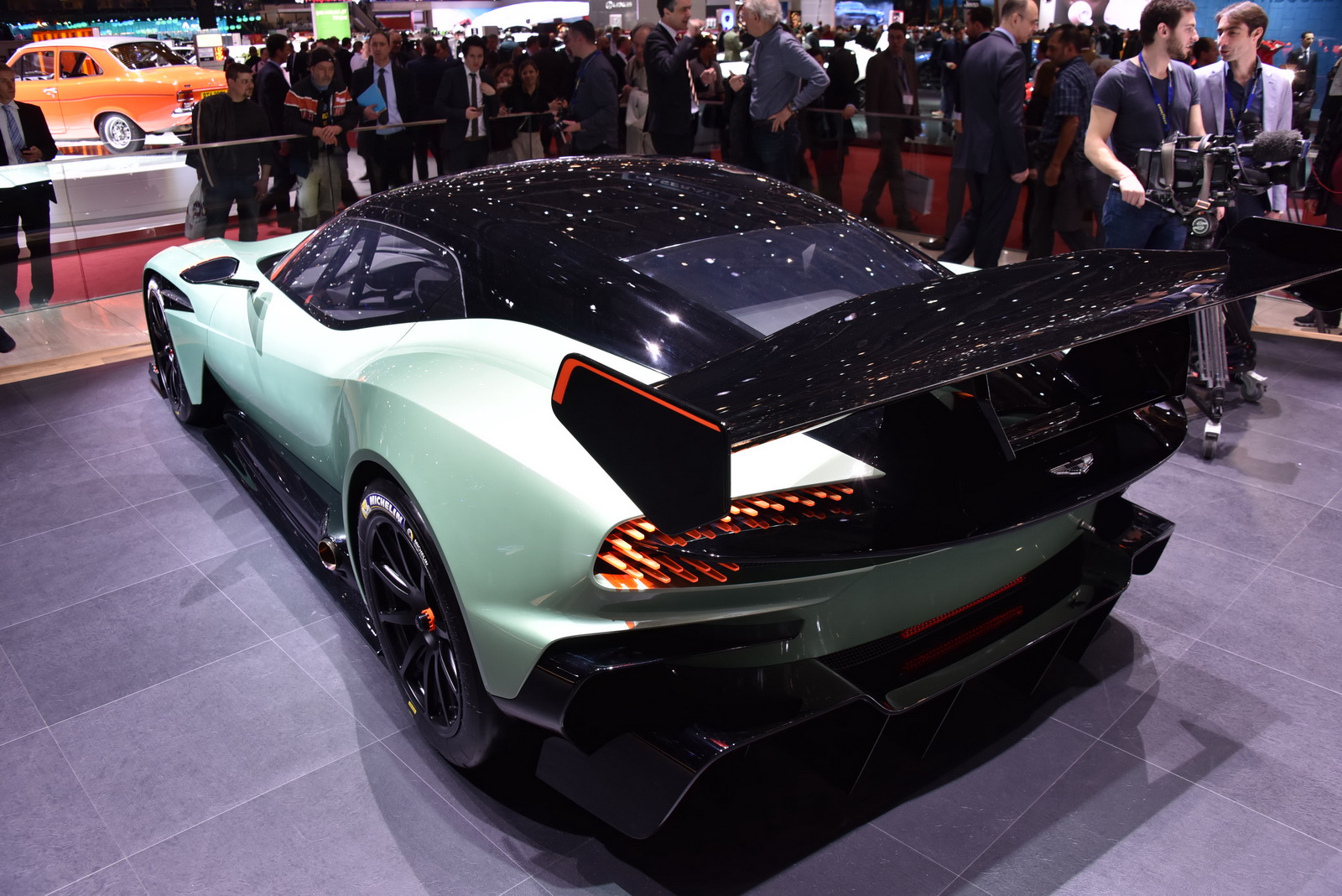 aston-martin-vulcan-galerija