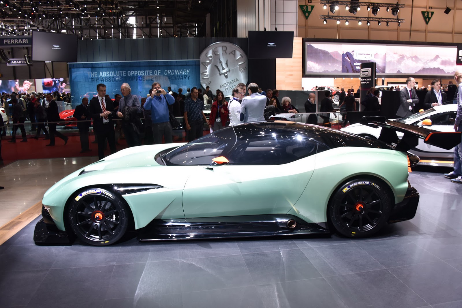 aston-martin-vulcan-galerija