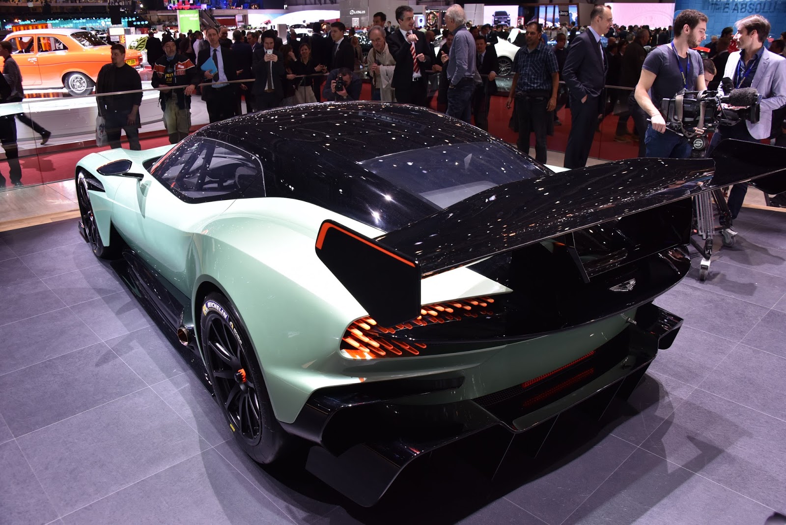 aston-martin-vulcan-galerija