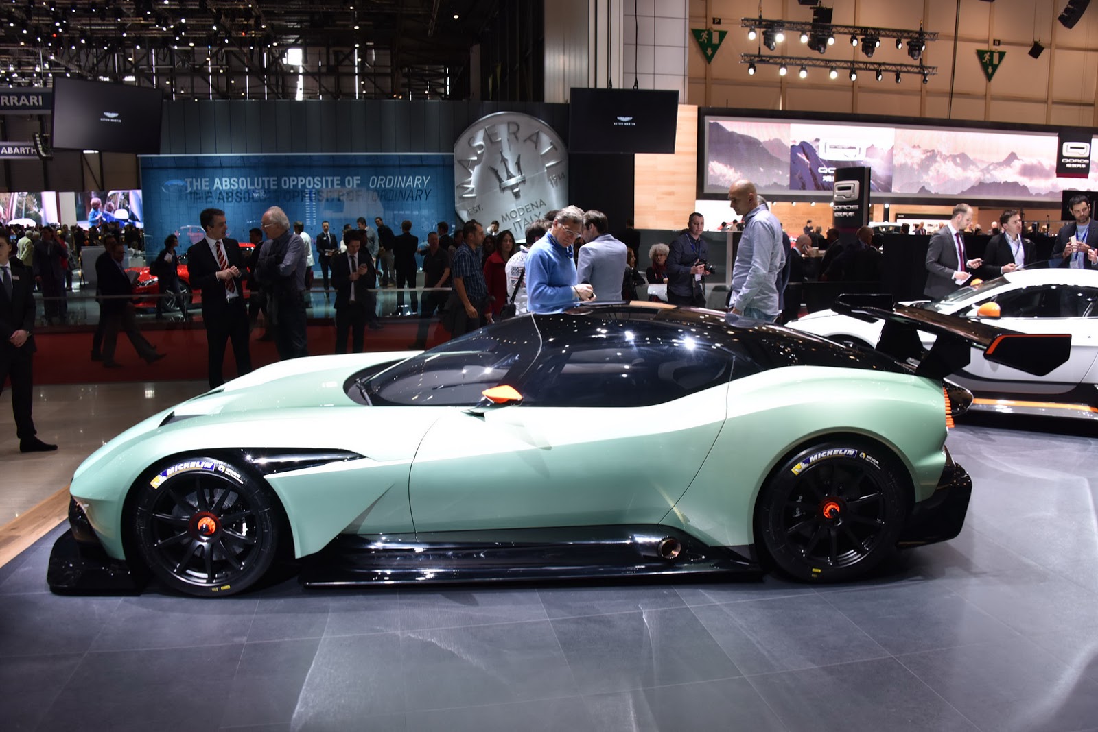 aston-martin-vulcan-galerija