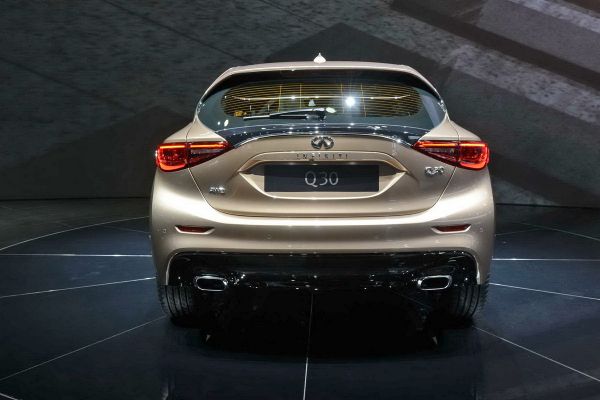 poredjenje-infiniti-q30-i-mercedes-a-klasa