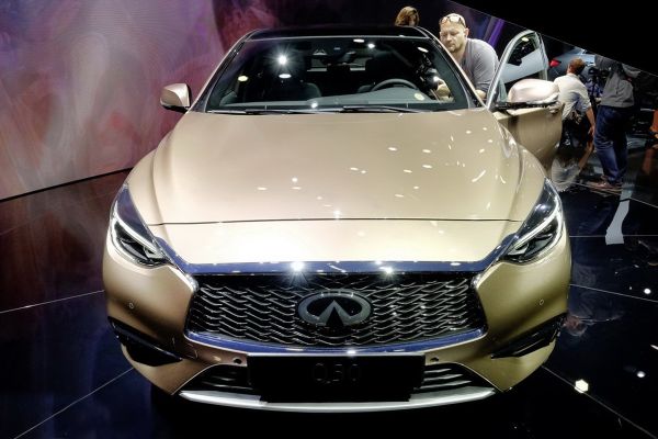 poredjenje-infiniti-q30-i-mercedes-a-klasa