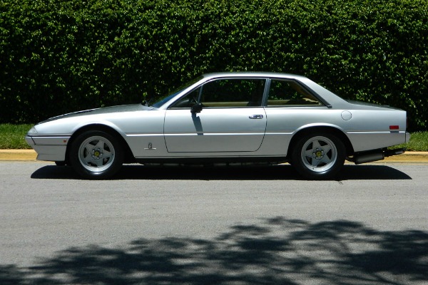 ferrari-400i-koji-svakoga-moze-ostaviti-u-prasini