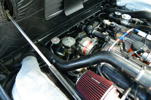 ferrari-400i-koji-svakoga-moze-ostaviti-u-prasini