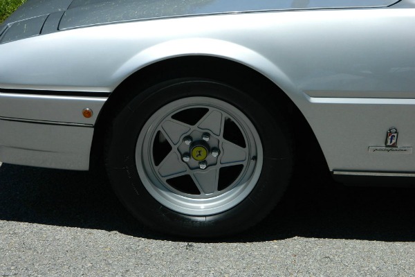 ferrari-400i-koji-svakoga-moze-ostaviti-u-prasini
