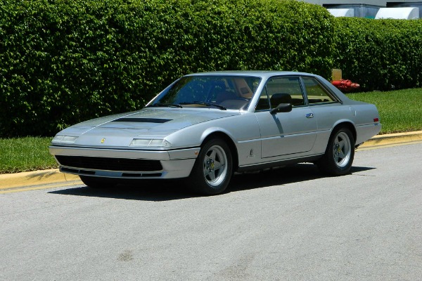 ferrari-400i-koji-svakoga-moze-ostaviti-u-prasini