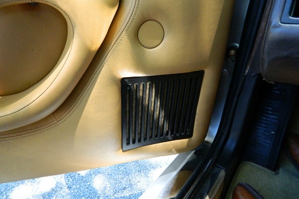 ferrari-400i-koji-svakoga-moze-ostaviti-u-prasini