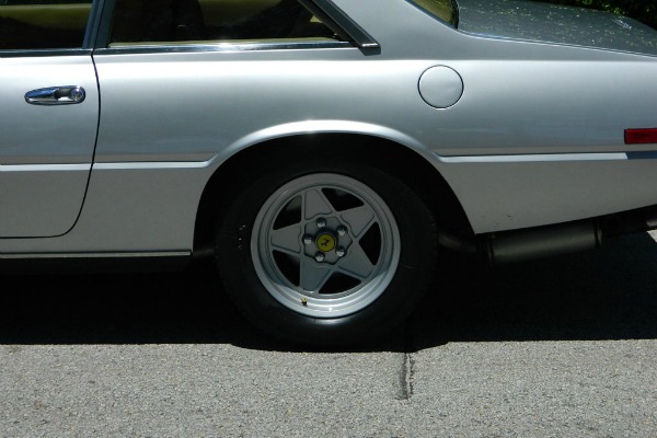 ferrari-400i-koji-svakoga-moze-ostaviti-u-prasini