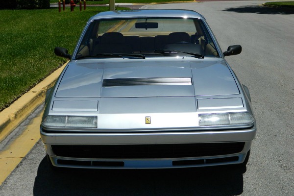 ferrari-400i-koji-svakoga-moze-ostaviti-u-prasini