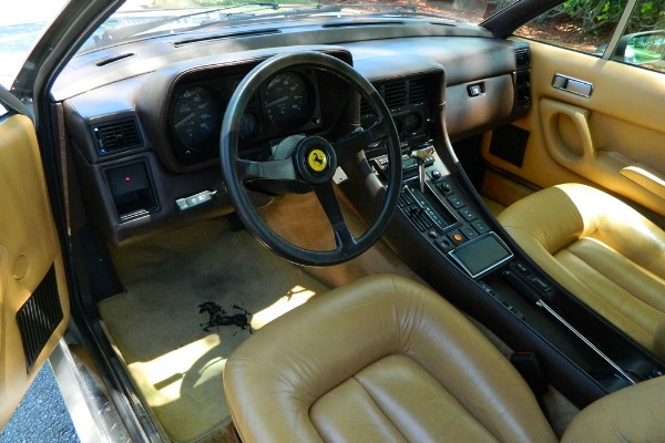 ferrari-400i-koji-svakoga-moze-ostaviti-u-prasini