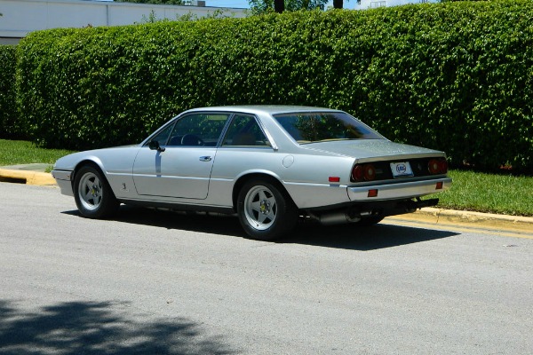 ferrari-400i-koji-svakoga-moze-ostaviti-u-prasini