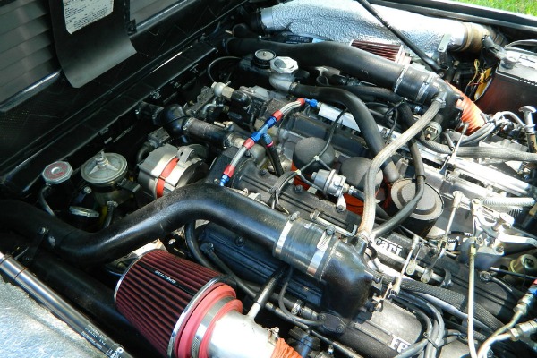 ferrari-400i-koji-svakoga-moze-ostaviti-u-prasini