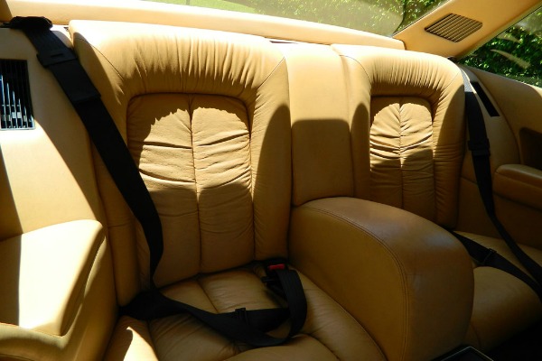 ferrari-400i-koji-svakoga-moze-ostaviti-u-prasini