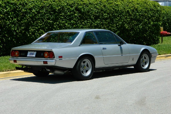 ferrari-400i-koji-svakoga-moze-ostaviti-u-prasini