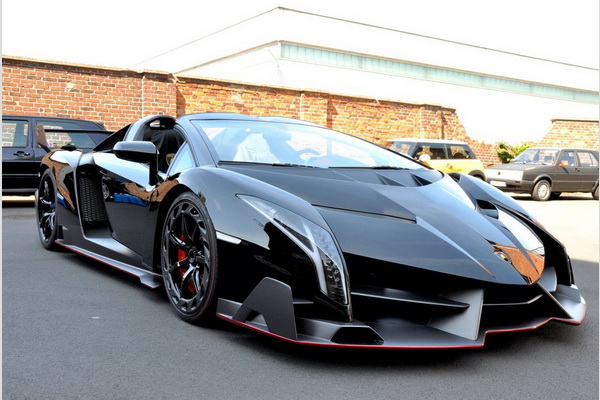 ultra-retki-veneno-roadster-na-prodaju