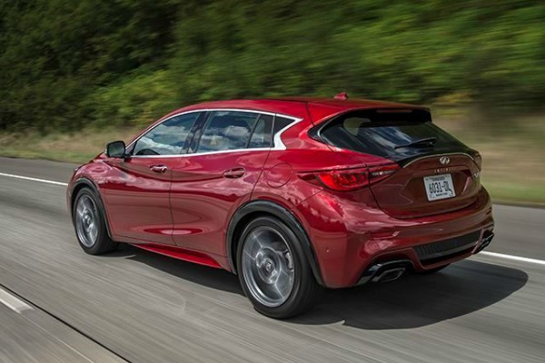 infiniti-qx30-razvalio-porsche