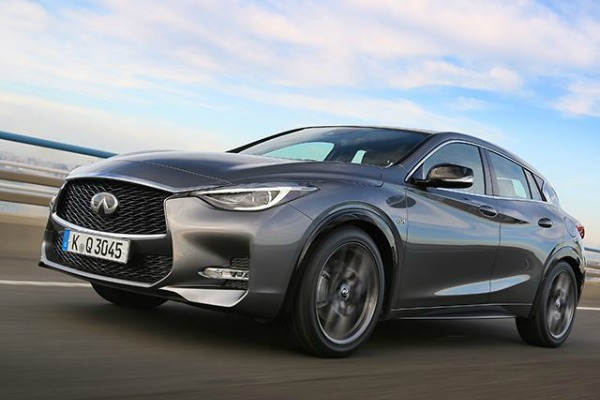 infiniti-qx30-razvalio-porsche