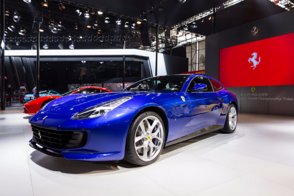 debi-ferrari-gtc4lusso-t-modela