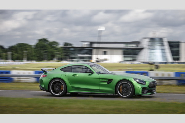 novi-mercedes-amg-gt-r