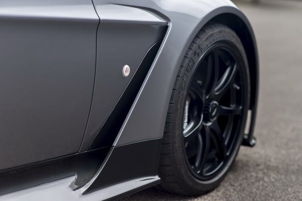 aston-martin-predstavio-vantage-gt12-roadster