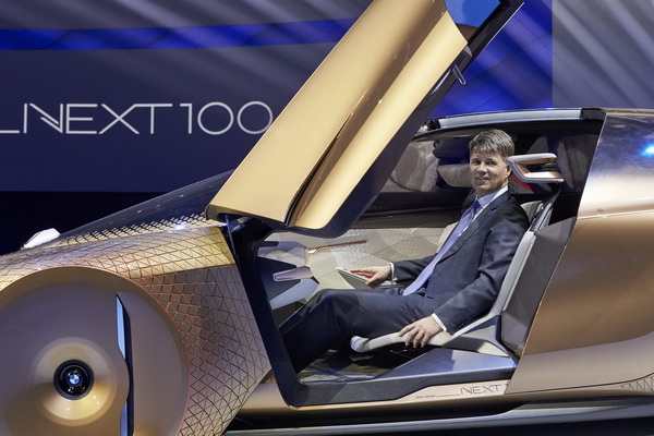 bmw-vision-next-100-galerija