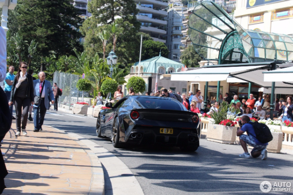 ferrari-f12-onyx-uhvacen-u-monaku