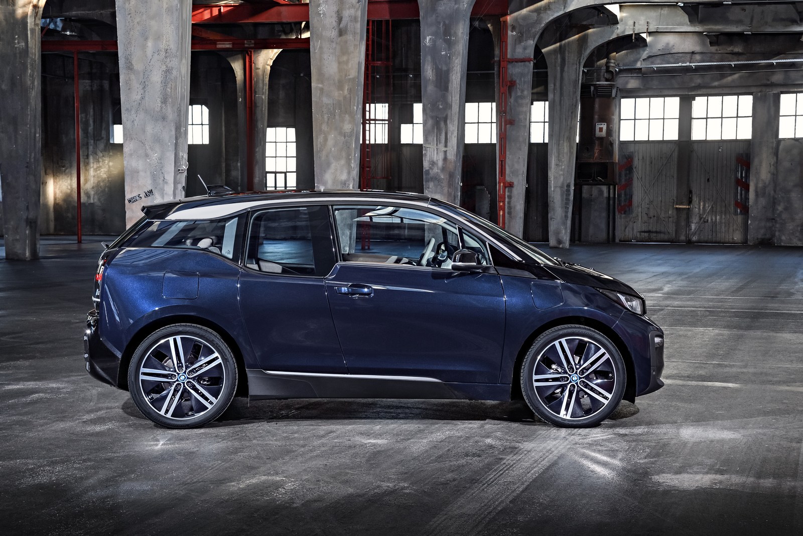 bmw-i3-i-i3s-debituje-sa-novim-motorom-i-sportskim-stilom