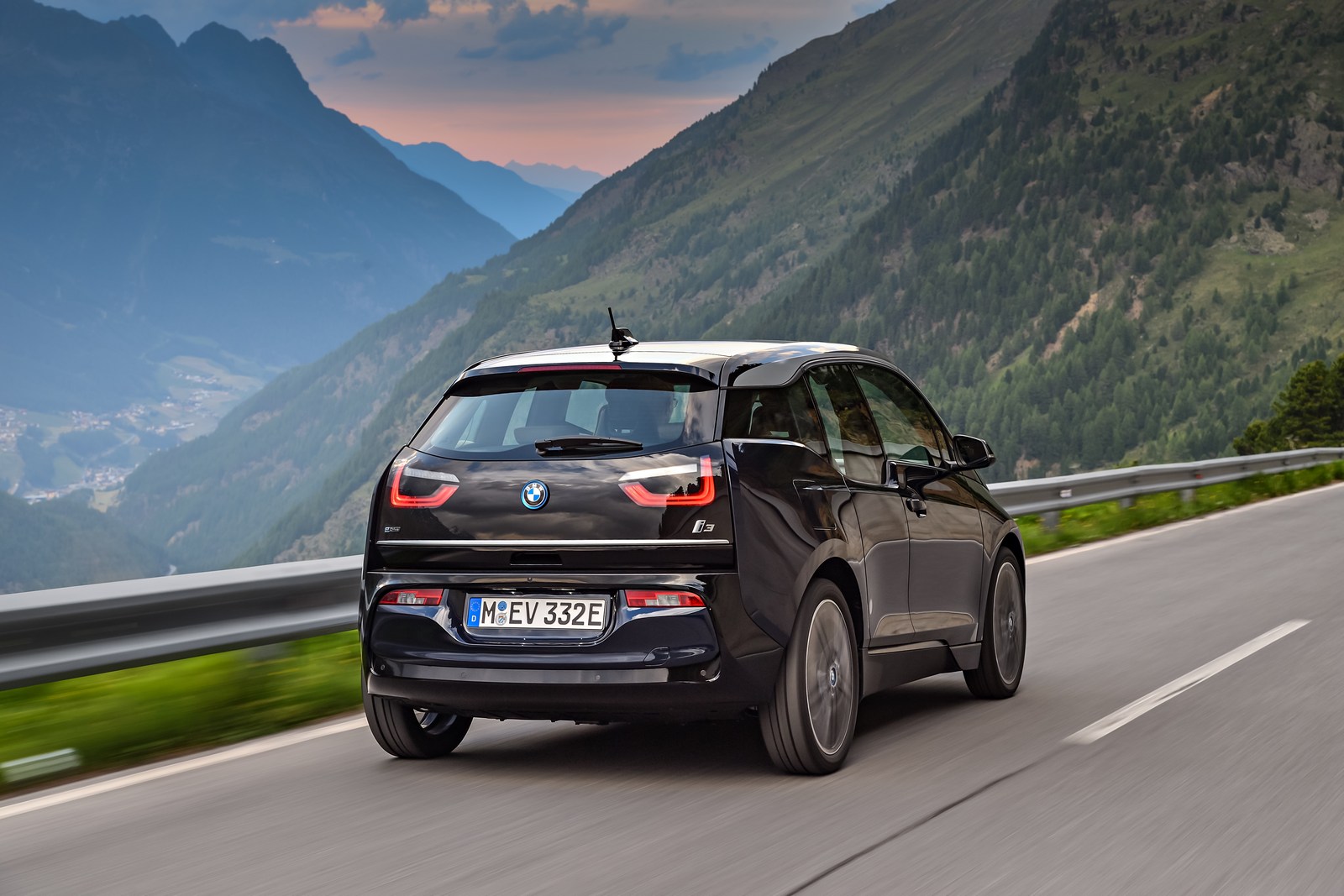 bmw-i3-i-i3s-debituje-sa-novim-motorom-i-sportskim-stilom