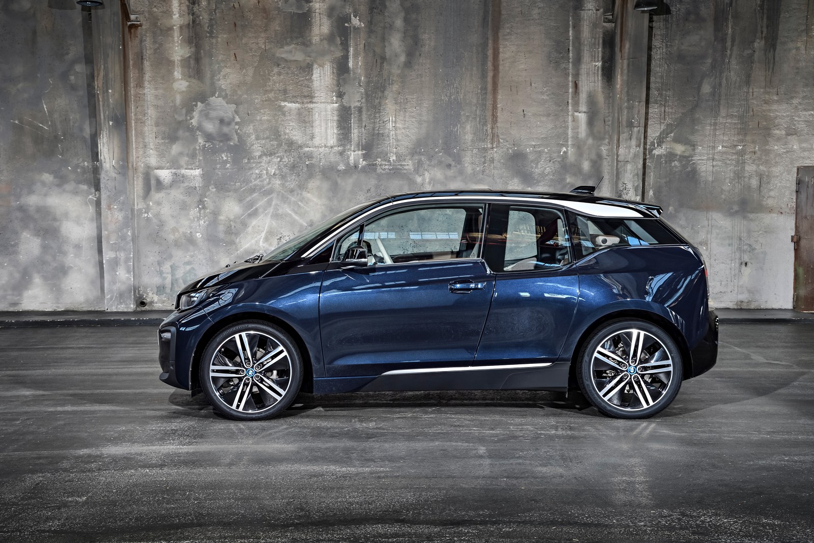 bmw-i3-i-i3s-debituje-sa-novim-motorom-i-sportskim-stilom