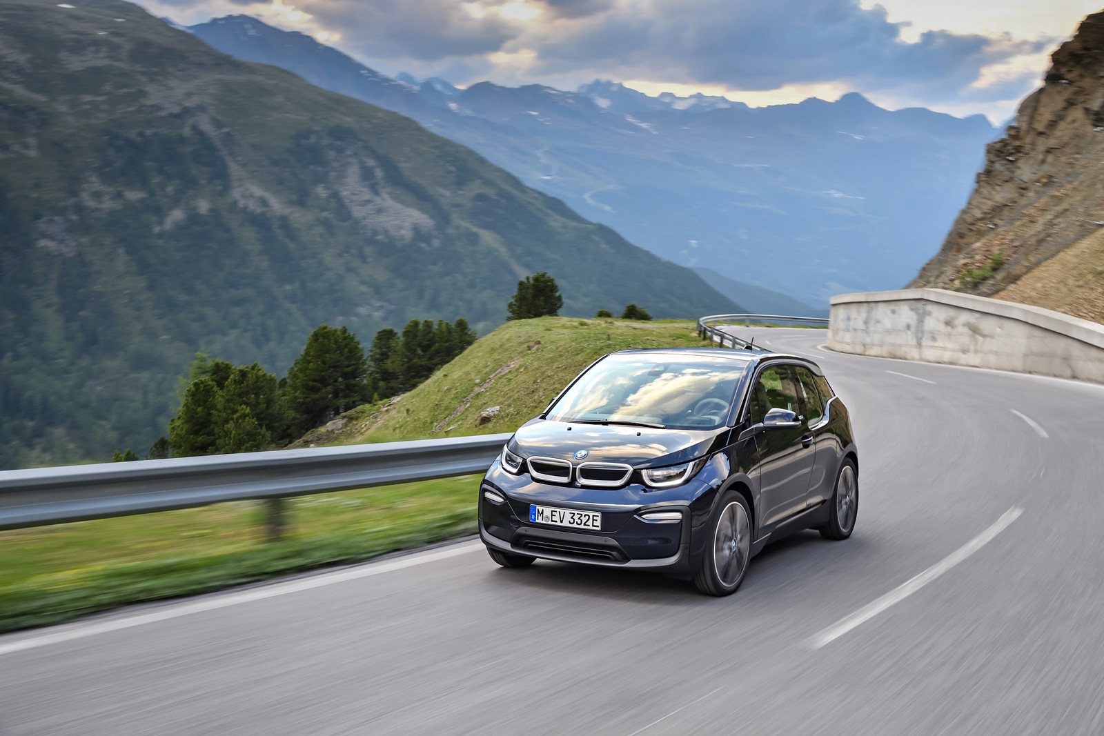 bmw-i3-i-i3s-debituje-sa-novim-motorom-i-sportskim-stilom