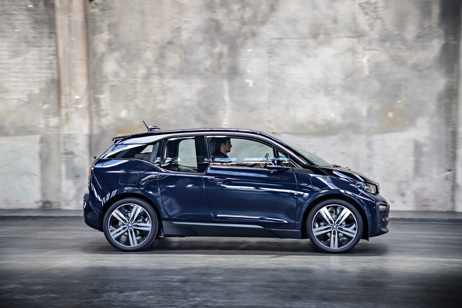 bmw-i3-i-i3s-debituje-sa-novim-motorom-i-sportskim-stilom