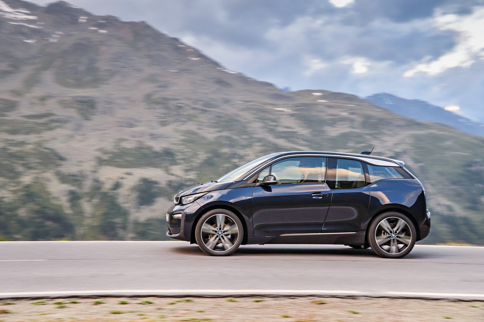 bmw-i3-i-i3s-debituje-sa-novim-motorom-i-sportskim-stilom