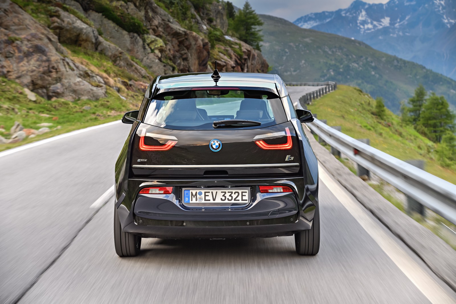 bmw-i3-i-i3s-debituje-sa-novim-motorom-i-sportskim-stilom