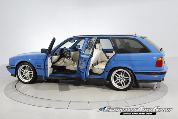 unikatni-santorini-blue-bmw-m5-touring-iz-95-godine