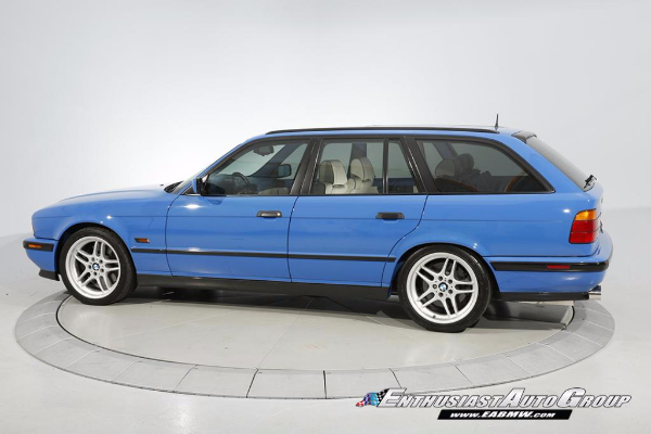 unikatni-santorini-blue-bmw-m5-touring-iz-95-godine