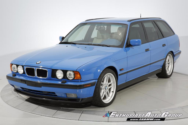 unikatni-santorini-blue-bmw-m5-touring-iz-95-godine