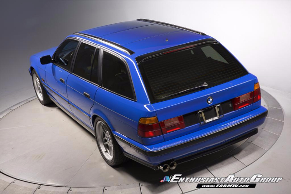 unikatni-santorini-blue-bmw-m5-touring-iz-95-godine