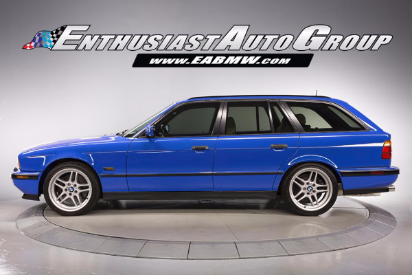 unikatni-santorini-blue-bmw-m5-touring-iz-95-godine