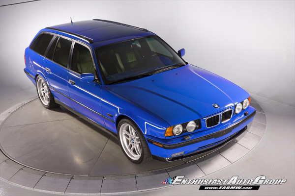 unikatni-santorini-blue-bmw-m5-touring-iz-95-godine