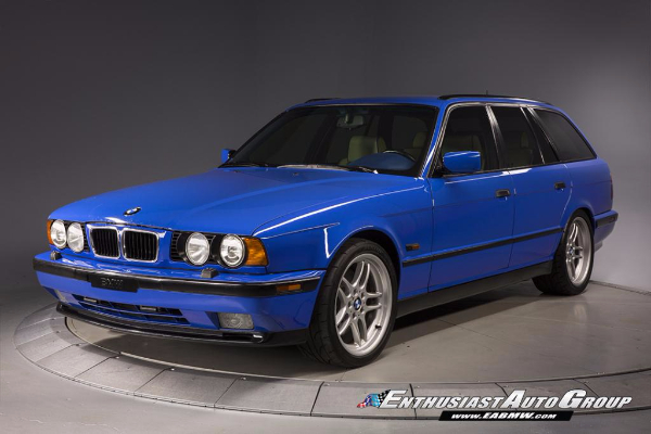 unikatni-santorini-blue-bmw-m5-touring-iz-95-godine