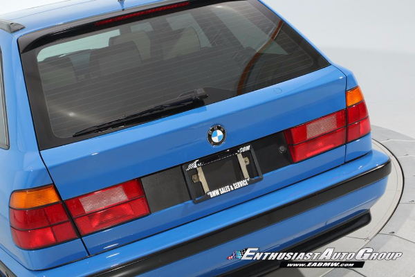 unikatni-santorini-blue-bmw-m5-touring-iz-95-godine